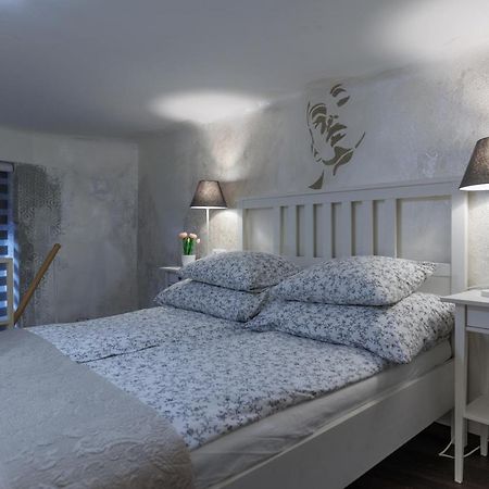 Sleek Minimalist Studio At Inner City Budapest Luaran gambar