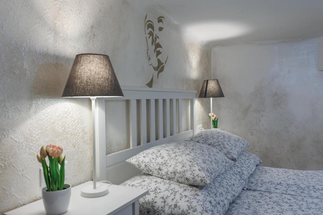 Sleek Minimalist Studio At Inner City Budapest Luaran gambar